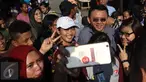 Warga foto bersama Cagub DKI Jakarta Basuki T Purnama (Ahok) saat kampanye blusukan di kawasan Koja, Jakarta, Jumat (24/3). Ahok mengunjungi warga lansia yang sedang sakit dan menawarkan untuk menunaikan ibadah haji. (Liputan6.com/Gempur M Surya)