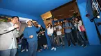 Komika Raditya Dika (dua kiri) dan VP Consumer Healthcare & Wellness and International Operations Combiphar Weitarsa Hendarto (kiri) bermain games dalam acara edukasi kesehatan mata di Jakarta, Rabu (11/9/2019). Kampanye kesehatan mata bertajuk Buka Mata Buka Insto. (Liputan6.com/HO/Bon)