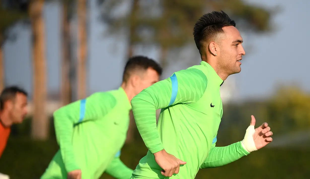 Penyerang Inter Milan, Lautaro Martinez melakukan pemanasan selama sesi latihan di Suning Training Center di Appiano Gentile dekat Milan(18/10/2021). Inter Milan akan bertanding melawan Sheriff pada Grup D Liga Champions. (AFP/Marco Bertorello)