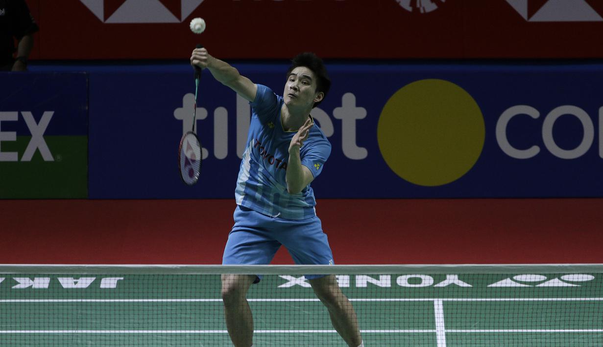 Tunggal putra Thailand, Kantaphon Wancharoen, mengembalikan kok saat melawan Anthony Sinisuka Ginting, pada Blibli Indonesia Open 2019 di Istora Senayan, Jakarta, Kamis (17/7). Ginting kalah 20-22, 21-11, 20-22. (Bola.com/Yoppy Renato)