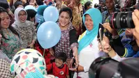 Ibu Negara, Iriana Joko Widodo mencanangkan Pekan Imunisasi Nasional (PIN) 2016 di kampung halamannya, Solo. 