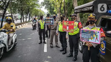 Petugas gabungan Satpol PP, TNI, Polri melakukan razia masker di kawasan Karang Tengah Raya, Lebak Bulus, Jakarta, Senin (14/9/2020). Penertiban terkait pelaksanaan PSBB Jakarta kembali dan memutus rantai penyebaran COVID 19. (Liputan6.com/Faizal Fanani)