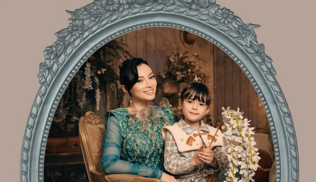 Difoto fotografer ternama Rio Motret, Asmirandah tampil elegan di Hari Ibu. Memangku sang putri, Asmirandah tampil bak perempuan ningrat berbalut dress hijau dengan detail rajut dan lengan tulle [@riomotret]