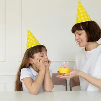 Ilustrasi ulang tahun, ibu dan anak. (Image by Freepik)