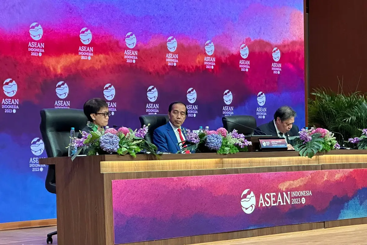 Konferensi pers oleh Presiden Jokowi, Menteri Luar Negeri Retno Marsudi dan Menteri Koordinator Bidang Perekonomian Airlangga Hartarto usai KTT ke-43 ASEAN, di Jakarta Convention Center (JCC), Kamis (7/8/2023). (Liputan6/Benedikta Miranti)