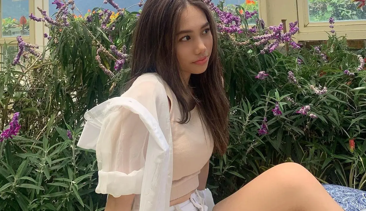 Sehari-hari gaya kasual dengan denim, outer, serta makeup minimalis jadi andalan. Tampilan sederhana ini bisa jadi inspirasi siapapun agar senantiasa modis di segala kesempatan. Foto: instagram/ Ririn Ekawati)