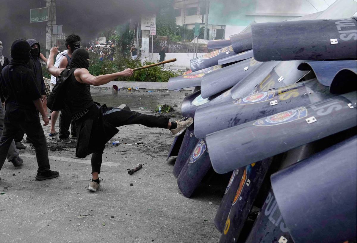 FOTO: Bentrokan di Manila,  49 Orang Ditangkap dalam Aksi Antikorupsi Filipina