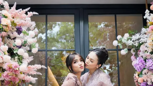 Potret Fuji di Acara Pertunangan Frans Faisal dan Indah Tri Pertiwi (credit: https://www.instagram.com/fuji_an/)