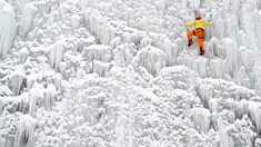 Seorang pria memanjat dinding es buatan di kota Liberec, Republik Ceko, Minggu (27/1). Meski buatan, tidak sembarang orang bisa menaklukkan tebing es tersebut. (AP Photo/Petr David Josek)