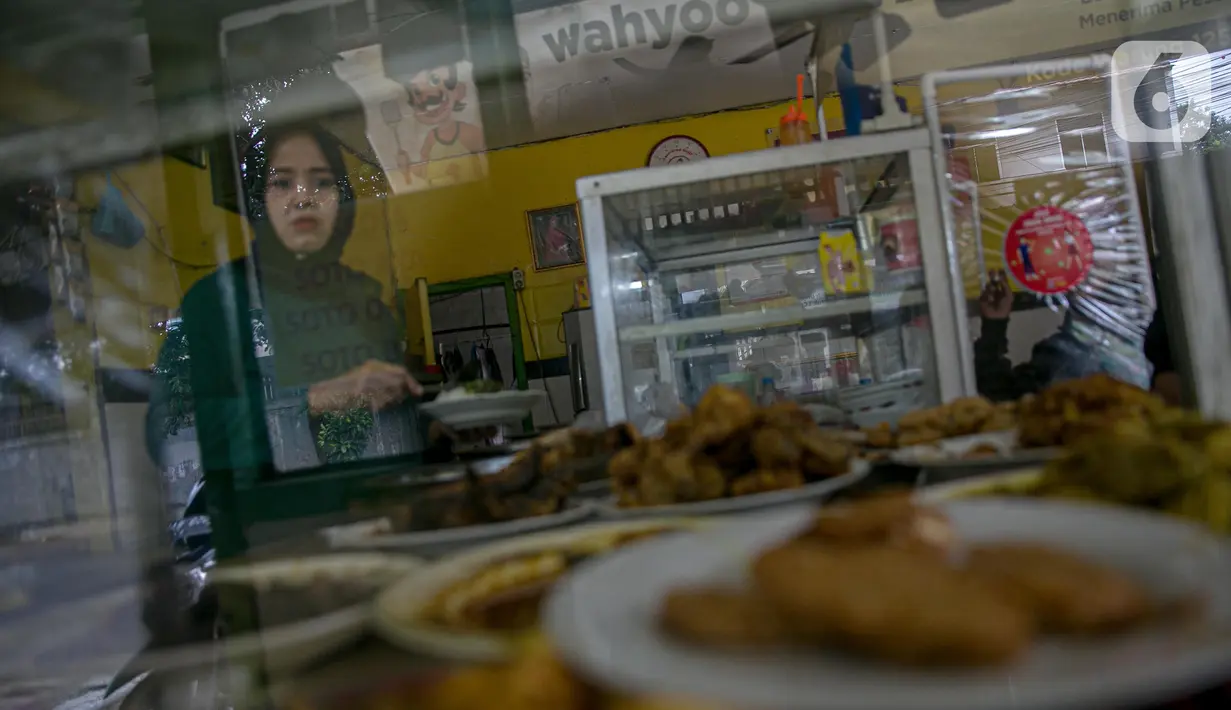 Penjual menyiapkan pesanan di warteg kawasan Jakarta, Rabu (27/1/2021). Komunitas Warteg Nusantara (Kowantara) menyatakan, sekitar 50 persen atau 20.000 unit warteg di Jabodetabek akan gulung tikar tahun ini disebabkan tidak mampu membayar atau memperpanjang sewa tempat. (Liputan6.com/Faizal Fanani)