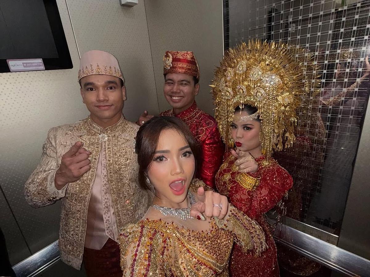 Potret Fuji di Resepsi Pernikahan Frans Faisal dan Indah, Tampil Menawan dengan Kebaya Modern Bernuansa Gold