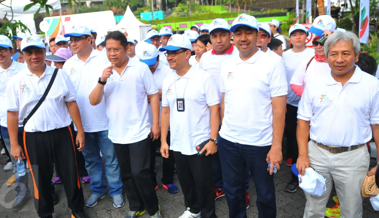 Pimpinan dan jajarannya siap untuk mengikuti lari sehat memperingati ke-70 Hari Bakti Postel, Jakarta, Minggu (8/11/2015). Acara ini digelar Kemkominfo untuk mengenang jasa para pahlawan telekomunikasi Indonesia. (Liputan6.com/Faisal R Syam) 