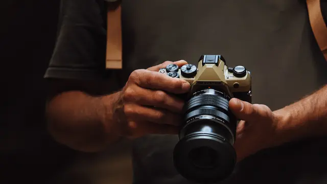 Kamera mirrorless OM System OM-5 Mark II. Credit: OM System