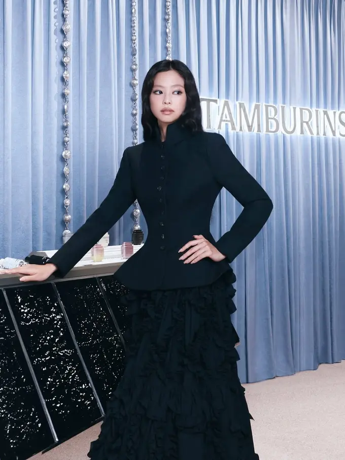 Usai Dikabarkan Putus Kontrak, Jennie BLACKPINK Muncul di Pop-up Tamburins dengan Gaya Gothic Serba Hitam