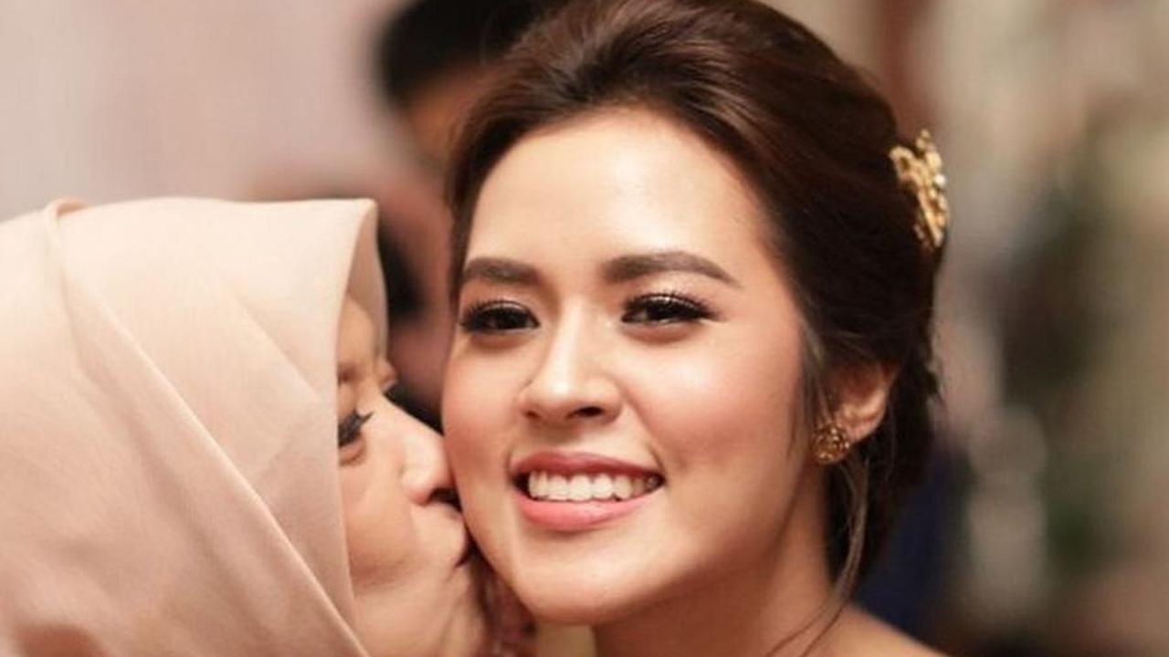 8 Potret Ibunda Raisa yang Cantik Banget, Plek Ketiplek Sama Sang Anak