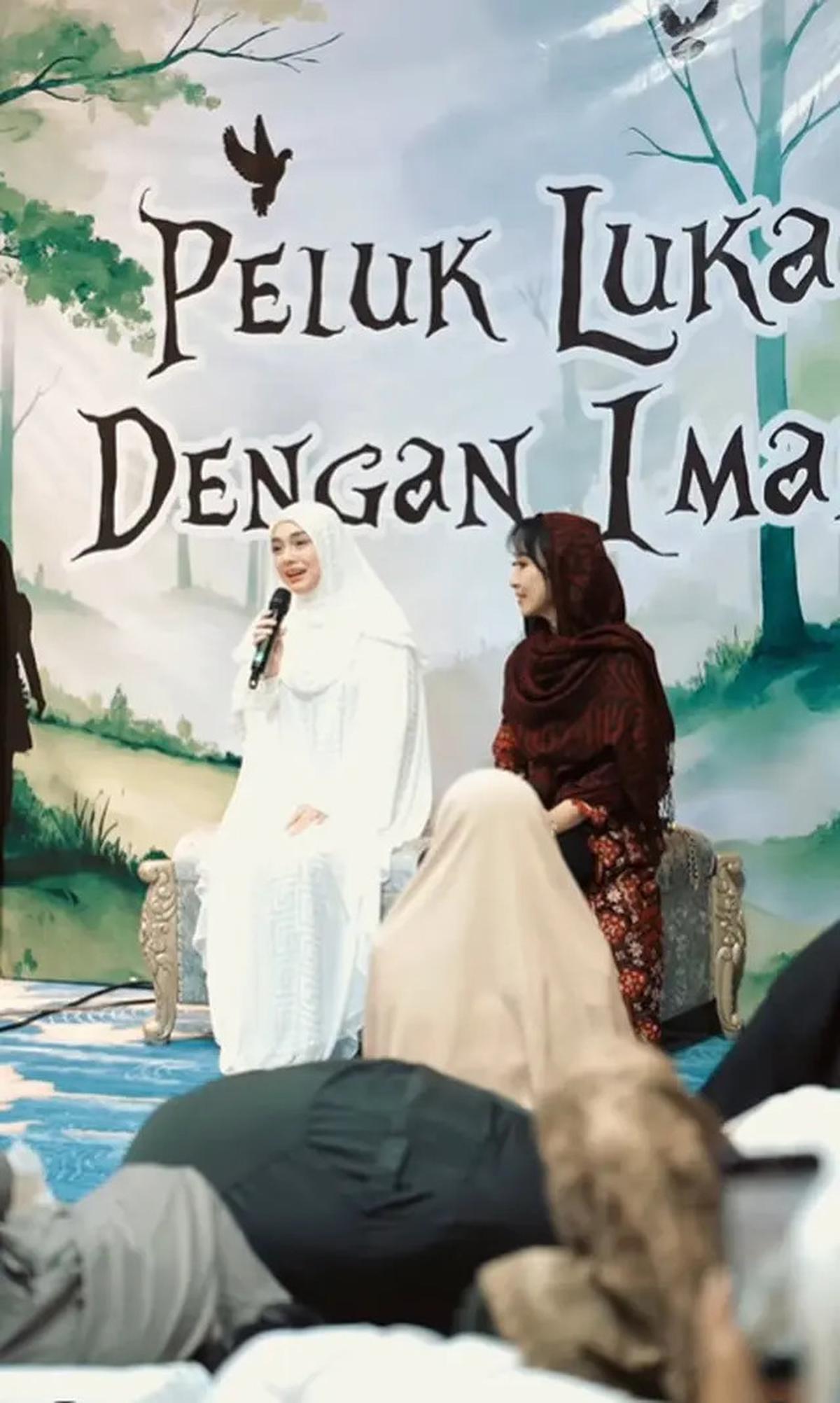 8 Potret Celine Evangelista Pakai Gamis Putih saat Jadi Bintang Tamu di Kajian Bali Muslim Festival, Angggun dan Memukau