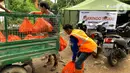 Relawan Yalisa mendistribusikan logistik dan obat-obatan untuk warga terdampak banjir di Desa Kalong Sawah Kecamatan Jasinga, Kabupaten Bogor, Sabtu (4/1/2020). Sinergi BUMN mendirikan Posko BUMN Peduli yang difokuskan mendorong logistik dan obat-obatan. (Liputan6.com/HO/Iqbal)