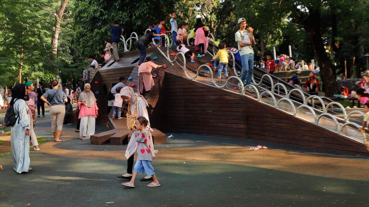 Sejumlah pengunjung bermain pada area playgorund di Tebet Eco Park, Jakarta, Senin (15/4/2024). Taman-taman kota di Jakarta menjadi wisata alternatif untuk mengisi masa libur Lebaran 2024. Salah satunya Tebet Eco Park.&nbsp;Liputan6.com/Herman Zakharia