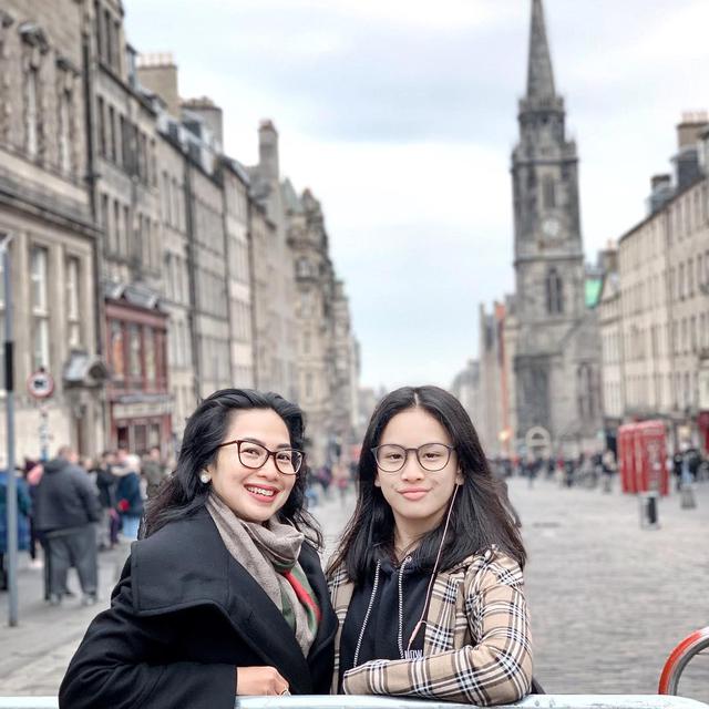 Pesona Feni Rose dengan Makeup Natural