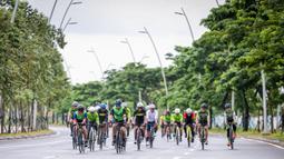 Sejumlah pesepeda melaju saat sesi group ride road to Gran Fondo New York (GFNY) Bali 2023 di kawasan Pantai Indah Kapuk (PIK 2), Jakarta, Minggu (29/1/2023). Tujuan diadakannya acara ini untuk membangkitkan kembali gairah para pesepeda di Tanah Air. (Dok.GFNY Bali)