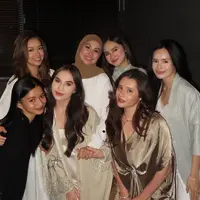 Elina Joerg tampil mengenakan long outer lengan panjang dihiasi beads dipadukan innr dress satin. Deswita Maharani tampil dengan dress putih dipadukan kerudung coklat. [@jovitakaren]