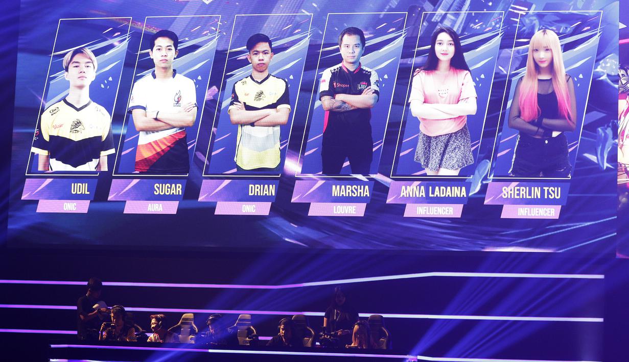 Tim All star Magic Moniyan bersiap menghadapi tim Magic Academy pada Mobile Legends Bang Bang: All Star 2019 di Tenis Indoor Senayan, Jakarta, Sabtu (20/7). MLBB All Star Team dibagi menjadi 4 tim yang dipimpin pemain Onic eSports. (Bola.com/Yoppy Renato)