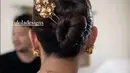 Menyempurnakan gaya rambutnya, tusuk konde bergaya etnik dari tulola hadirkan kesan etnik nan elegan. [Instagram/ @picaleva]