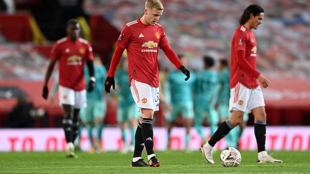 Gelandang Manchester United, Donny van de Beek, ketika melawan Liverpool di Piala FA, Senin (25/1/2021).