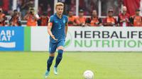 Aksi Kapten Timnas Thailand, Theerathon Bunmathan saat menghadapi Indonesia dalam laga matchday ketiga Grup A Piala AFF 2022 di Stadion Utama Gelora Bung Karno, Senayan, Jakarta, Kamis (29/12/2022) sore WIB. (Bola.com/Abdul Aziz)