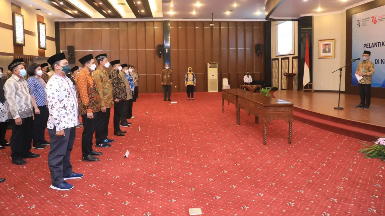 Sekretaris Jenderal Kementerian Ketenagakerjaan  Anwar Sanusi melantik 35 Pejabat Fungsional di ruang Tridharma, Kemnaker, Jakarta, Senin (10/1/2022). (Dok Kemnaker)