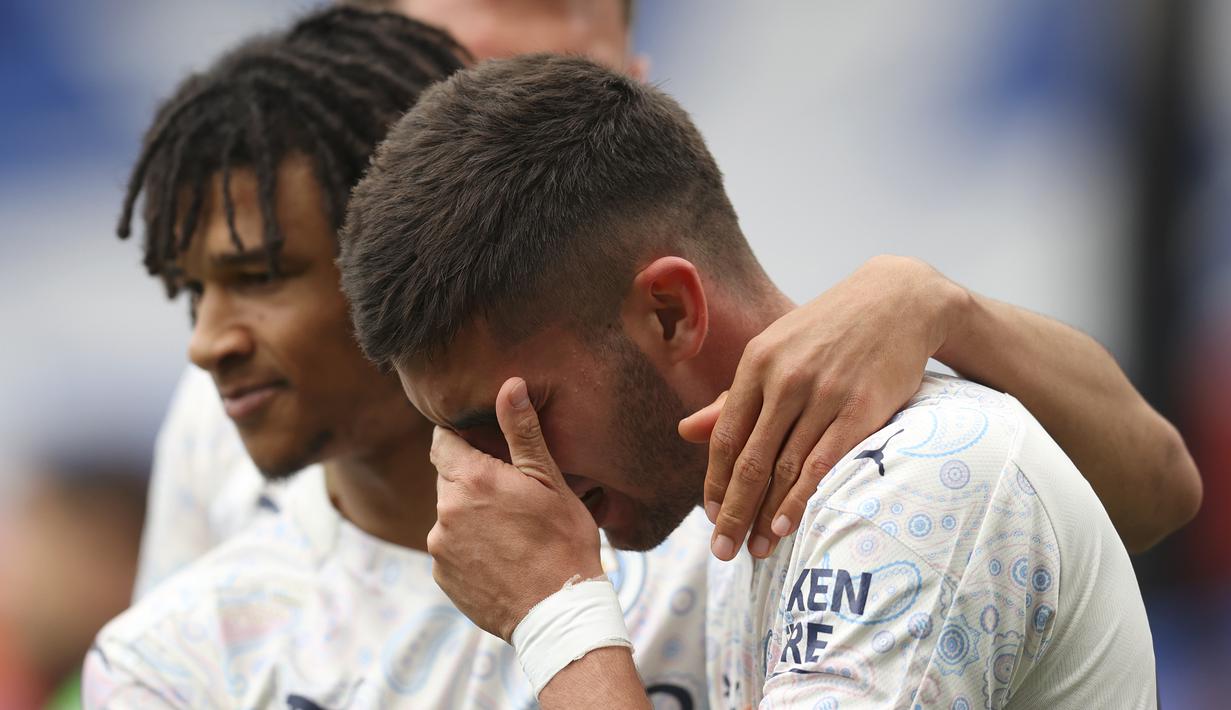 Ekspresi gelandang Manchester City, Ferran Torres (kanan) usai mencetak gol kedua timnya ke gawang Crystal Palace dalam laga lanjutan Liga Inggris 2020/2021 pekan ke-34 di Selhurst Park, London, Sabtu (1/5/2021). Manchester City menang 2-0 atas Crystal Palace. (AP/Catherine Ivill/Pool)
