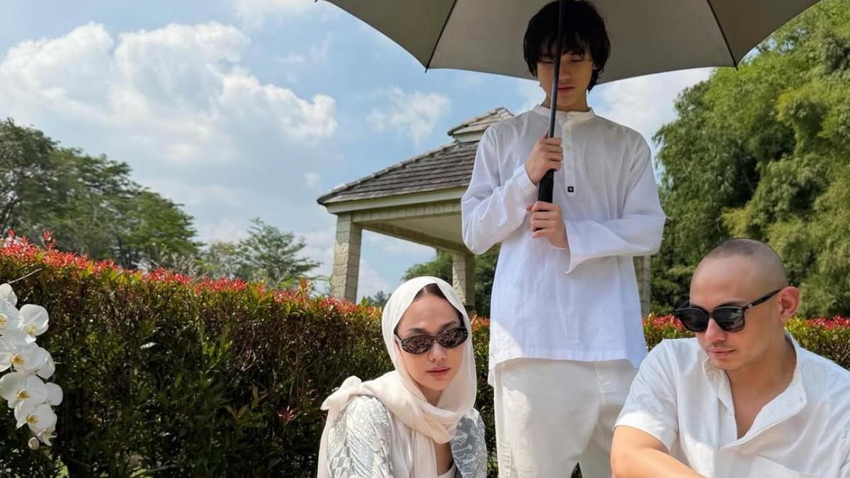 Tak Pernah Absen, Bunga Citra Lestari Ziarah ke Makam Ashraf Sinclair di Momen Iduladha Kenakan Outfit Kasual