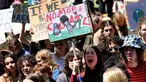 Para siswa sekolah saat melakukan unjuk rasa School Strike for Climate yang menyerukan aksi iklim di Melbourne pada Jumat 17 November 2023. (William WEST/AFP)