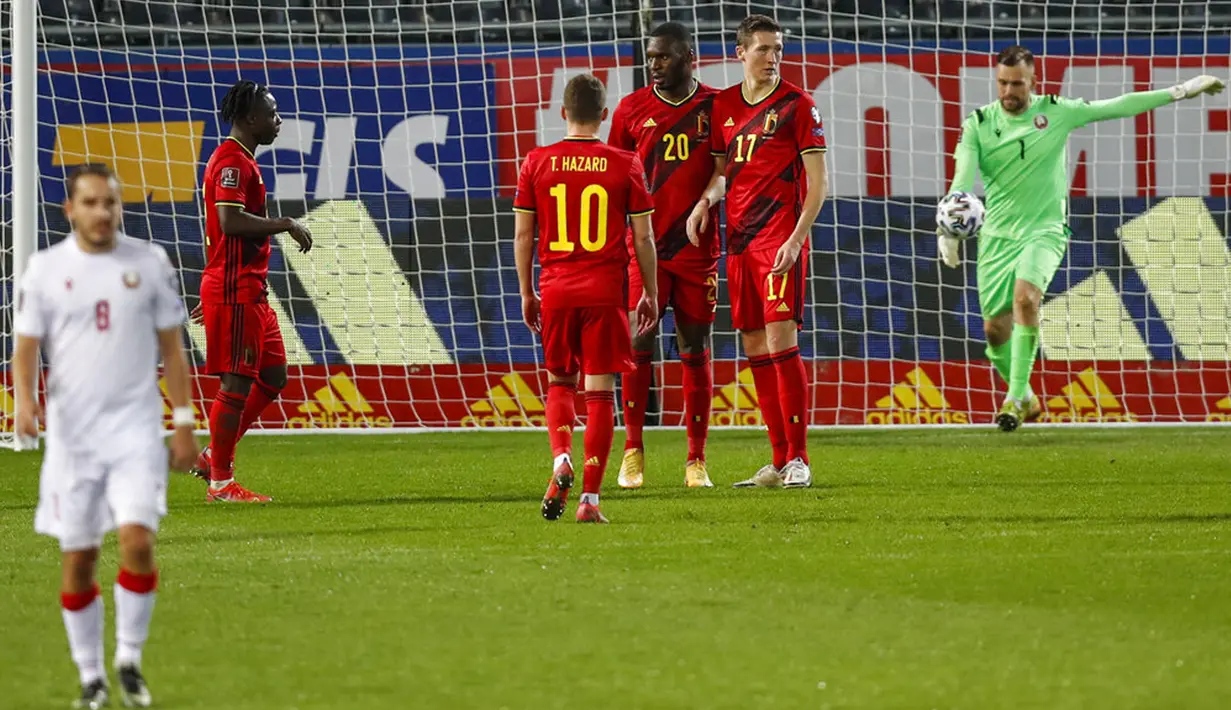 Pemain Belgia Christian Benteke (ketiga kanan) melakukan selebrasi usai mencetak gol ke gawang Belarusia pada pertandingan Grup E kualifikasi Piala Dunia 2022 di Stadion King Power, Leuven, Belgia, Selasa (30/3/2021). Belgia menang 8-0. (AP Photo/Francisco Seco)