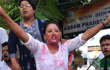 FOTO: Aksi Perempuan India Protes Kasus Wanita Ditelanjangi dan Diperkosa Massal di Manipur