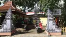 Suasana Tempat Pemungutan Suara (TPS) 33 bernuansa adat Bali di lingkungan RT 05 RW 06 Kelurahan Cipayung, Depok, Selasa (8/12/2020). Jelang pelaksanaa Pilkada serentak 2020, sejumlah Tempat Pemungutan Suara (TPS) bernuansa rumah adat dari berbagai daerah di Indonesia. (Liputan6.com/Herman Zakharia)