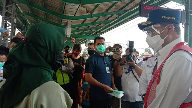 Menhub Budi Karya Sumadi memantau pergerakan penumpang pada KRL Jabodetabek di Stasiun Manggarai, Jakarta pada hari kedua Lebaran, Jumat (14/5/2021). Dok: Maulandy R/Liputan6.com
