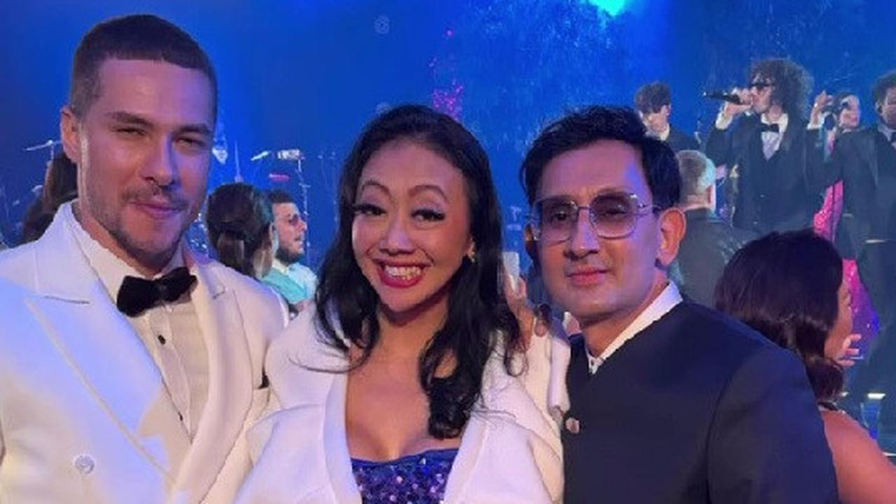 Potret Asri Welas di Anniversary Manoj Punjabi dan Istri, Anggun Memukau Berbalut Gaun Biru