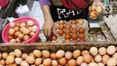 Pedagang menata telur ayam dagangannya di Pasar Kelapa Dua, Kabupaten Tangerang, Banten, Rabu (29/12/2021). Kementerian Perdagangan mencatat meroketnya harga telur ayam di sejumlah wilayah jelang pergantian tahun. (Liputan6.com/Angga Yuniar)