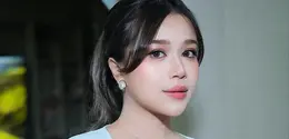 Dalam potret terbaru yang dibagikan, Jodie tampil dengan riasan bernuansa soft pink yang membuat wajahnya terlihat glowing, lembut, dan manis bak boneka. [@brisiajodie96].