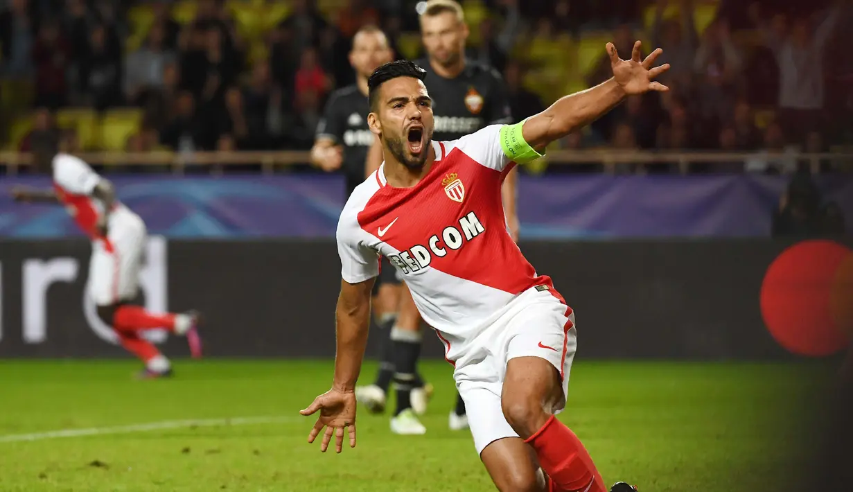 Gaya Kapten AS Monaco, Radamel Falcao  saat merayakan gol. Falcao saat ini memimpin top scorer sementara dengan tujuh gol hingga pekan keempat Ligue 1 Prancis.  (AFP/Anna-Chritine Poujoulat)