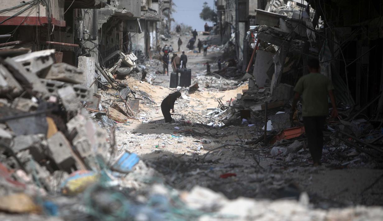 Warga Palestina mengunjungi rumah mereka yang hancur setelah pasukan Israel meninggalkan Khan Younis, Jalur Gaza, Rabu, 6 Maret 2024. (AP Photo/Mohammed Dahman)