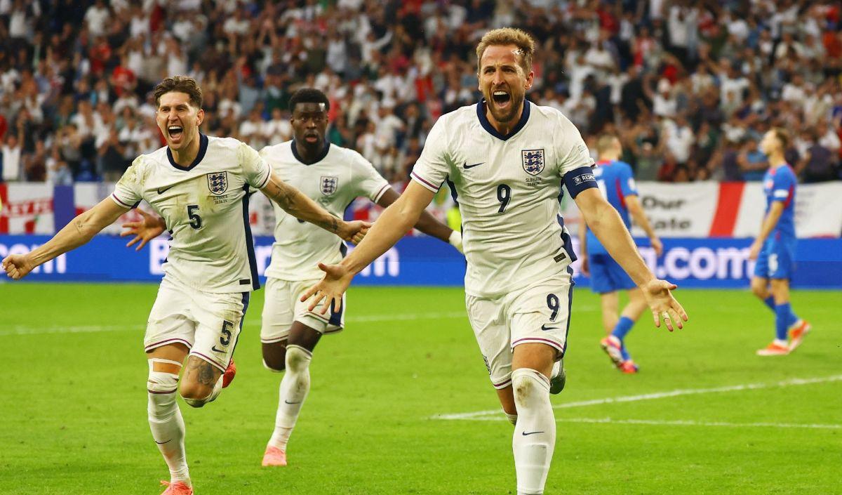 Berawal dari tendangan bebas di sisi kanan, Cole Palmer langsung mengirim bola ke gawang Slovakia. Namun, bola ditinju Dubravka.