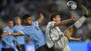 Gelandang Timnas Italia U-20, Matteo Prati (kanan) berusaha menghalau bola dibayangi striker Timnas Uruguay U-20, Juan De Los Santos pada laga final Piala Dunia U-20 2023 di Unico Diego Armando Maradona Stadium, La Plata, Argentina, Senin (12/6/2023) dini hari WIB. (AP Photo/Gustavo Garello)