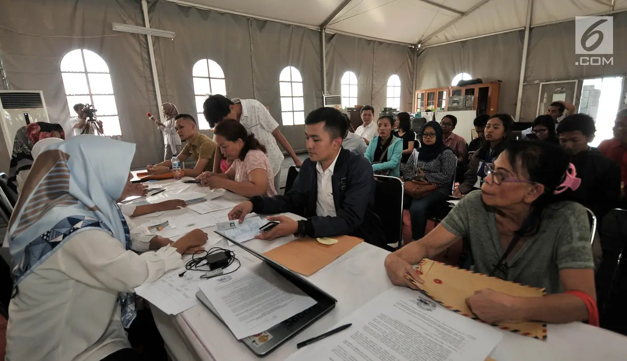 Warga saat mengurus surat pemindahan Tempat Pemungutan Suara (TPS) atau formulis A5 di Kantor KPUD Jakarta Pusat, Jakarta, Senin (8/4). Komisi Pemilihan Umum (KPU) membuka pelayanan bagi warga yang ingin mengajukan pemindahan TPS (formulir A5) hingga 10 April 2019. (merdeka.com/Iqbal S. Nugroho)