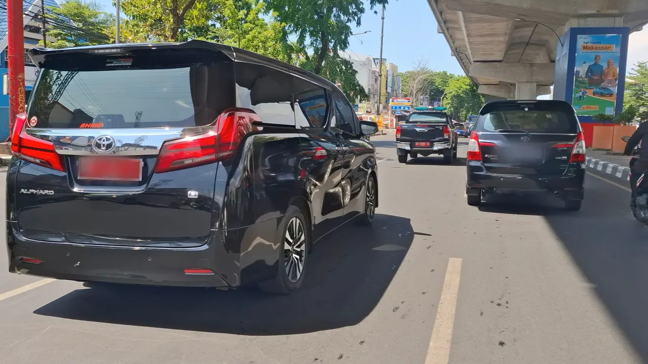 Mobil Sekprov Sulsel Diludahi Pengguna Jalan
