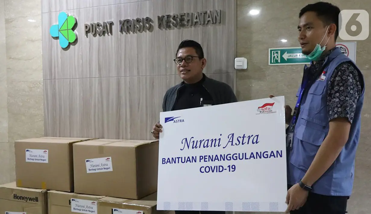 Team Leader Environment & Social Responsibility Astra Mohammad Taufan (kanan) menyerahkan bantuan peralatan pencegahan COVID-19 tahap awal senilai total Rp63 Miliar kepada Kepala Bagian TU Pusat Krisis Kesehatan Kemenkes Rosidi Roslan (kiri) di Jakarta, Senin (23/3/2020). (Liputan6.com/Pool/Astra)