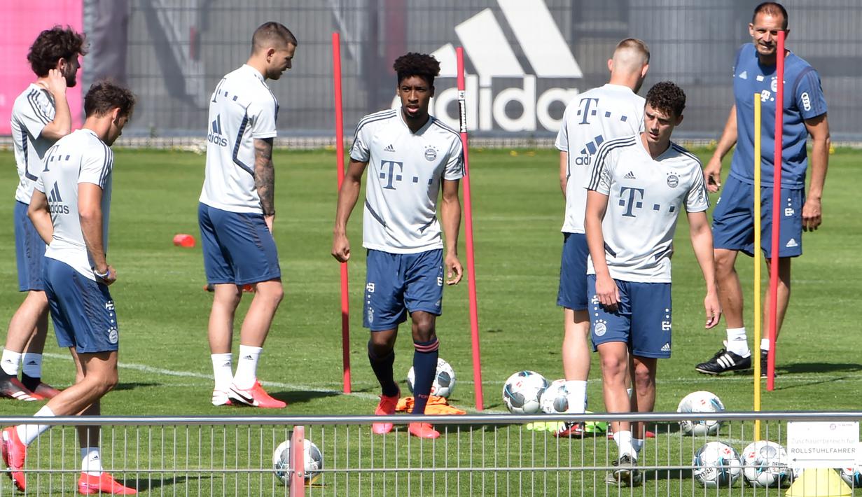 Pemain Bayern Munchen saat mengikuti sesi latihan di fasilitas pelatihan Bayern Munchen di Munich, Jerman, Kamis (16/4/2020) waktu setempat. Munchen menggelar latihan dengan cara para pemain ditempatkan dalam kelompok-kelompok kecil dan tetap mempertahankan jarak fisik. (AFP/Christof Stache)