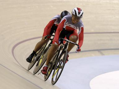 Pesepeda Indonesia memacu kecepatan pada nomor Women Elite Team Sprint saat Asian Track Championship 2019 di Jakarta International Veledrome, Jakarta, Rabu (9/1). Tim Indonesia gagal meraih medali pada nomor tersebut. (Bola.com/Yoppy Renato)