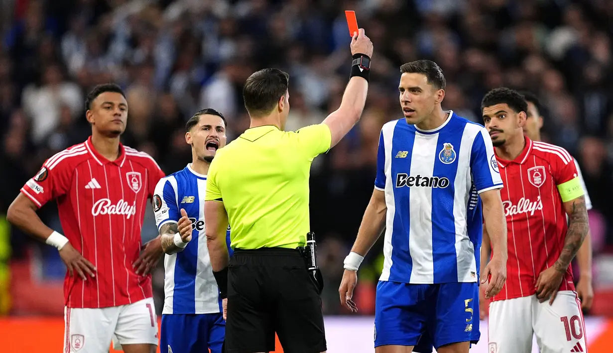 Tim tamu harus kehilangan satu pemain, Jan Bednarek pada menit kedelapan setelah dianggap melakukan pelanggaran keras oleh wasit kepada pemain Nottingham. (AP Photo/PA/Martin Rickett)